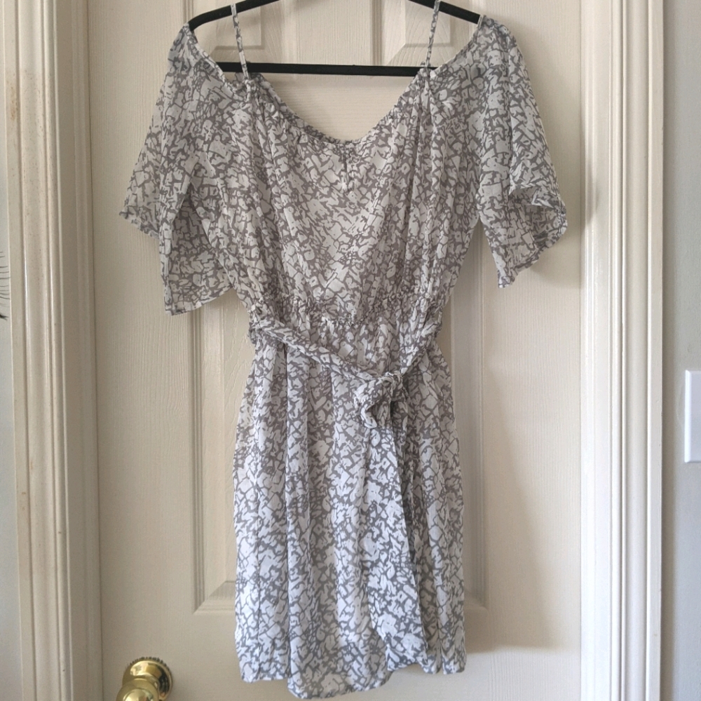 🌺 F21 Summer Front Keyhole Dress